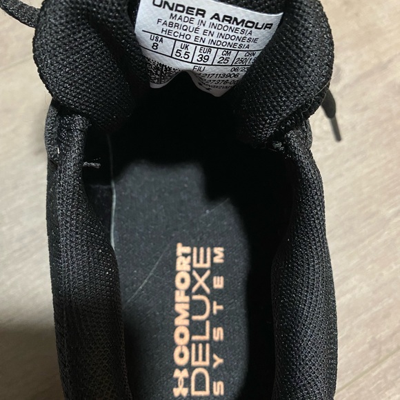 Under Armour Women's Pursuit Running Shoe -Size 8 women’s. Lightly used. - Picture 4 of 5